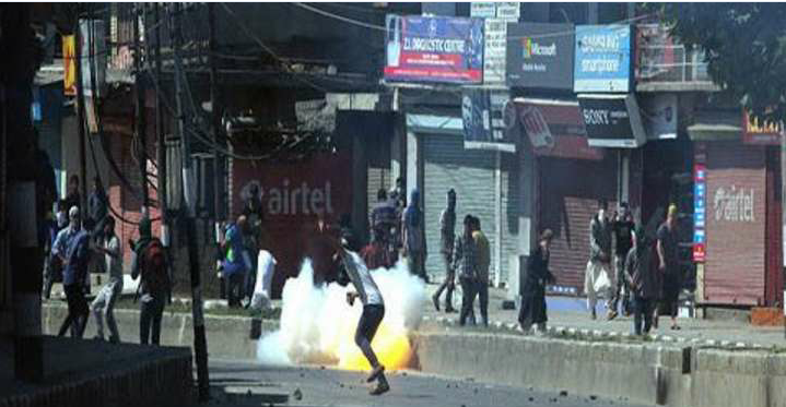 Central Kashmir: Two hit by pellets in Chadoora clashes
