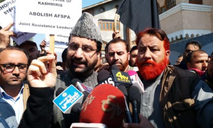 Police foils ‘Shopain March’; detains Mirwaiz
