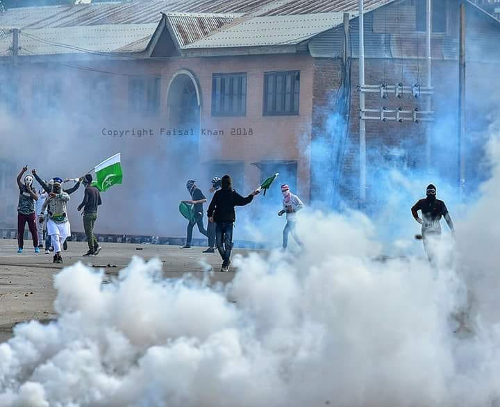 20 injured in clashes near gunfight site in Shopian