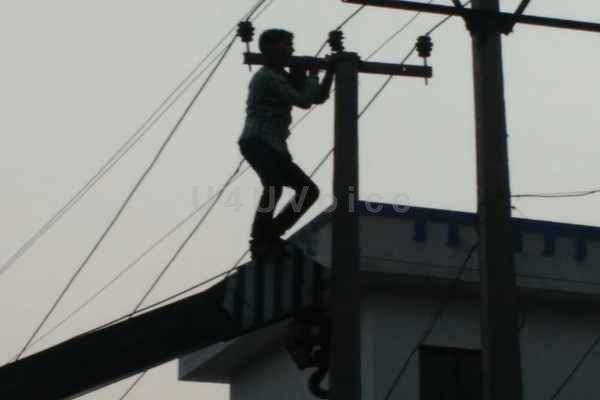 PDD lineman electrocuted in Guzerbal Ganderbal