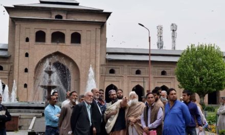 Mirwaiz takes stock of Ramadhan arrangements at Jama Masjid