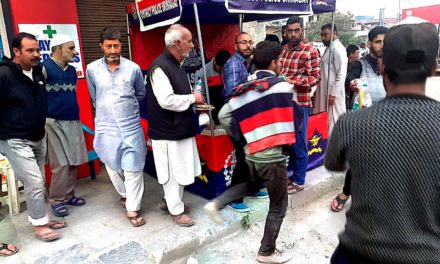 Police hosts Iftar to passer-bys in Srinagar