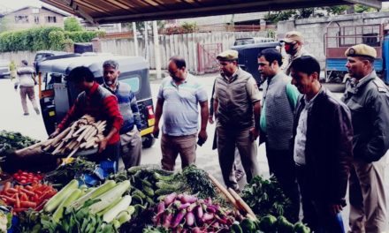 Srinagar police accompanied by executive magistrates & other departments conducts market checking