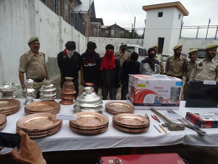 Srinagar police busts burglars gang; 05 burglars arrested, stolen property worth lacs recovered