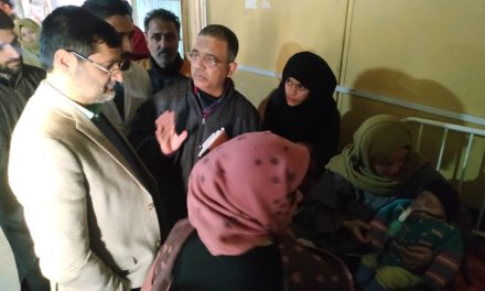 DC Bandipora pays surprise visit to Distt hospital, Main Market