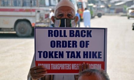 Kashmiri transporters stage protest in Sgr, urge Govt to allow them to resume services