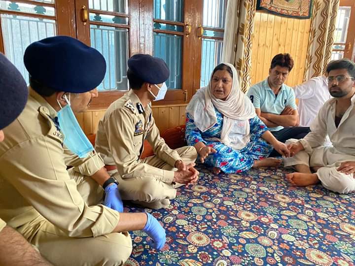 IGP Visits Sopore Civilian Victim’s Family, Assures ‘Impartial Investigation’