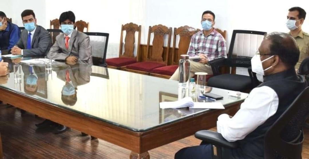 Interacts with Co-ordination Committee of Municipal Chairpersons, Presidents