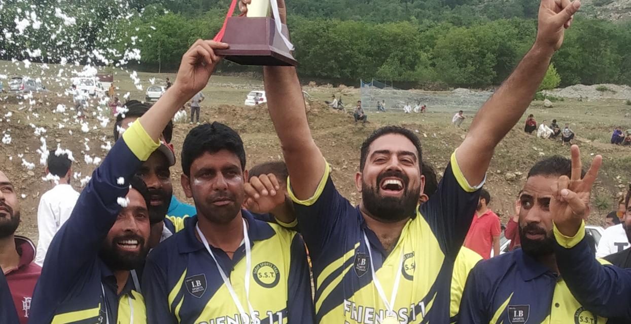 Batagund XI wins PSL cricket tournament in Tral