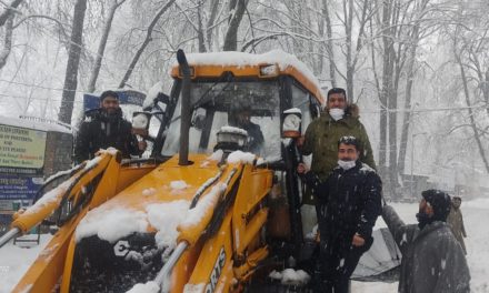 Ganderbal Municipal Council continues Snow clearance Operation in Ganderbal town