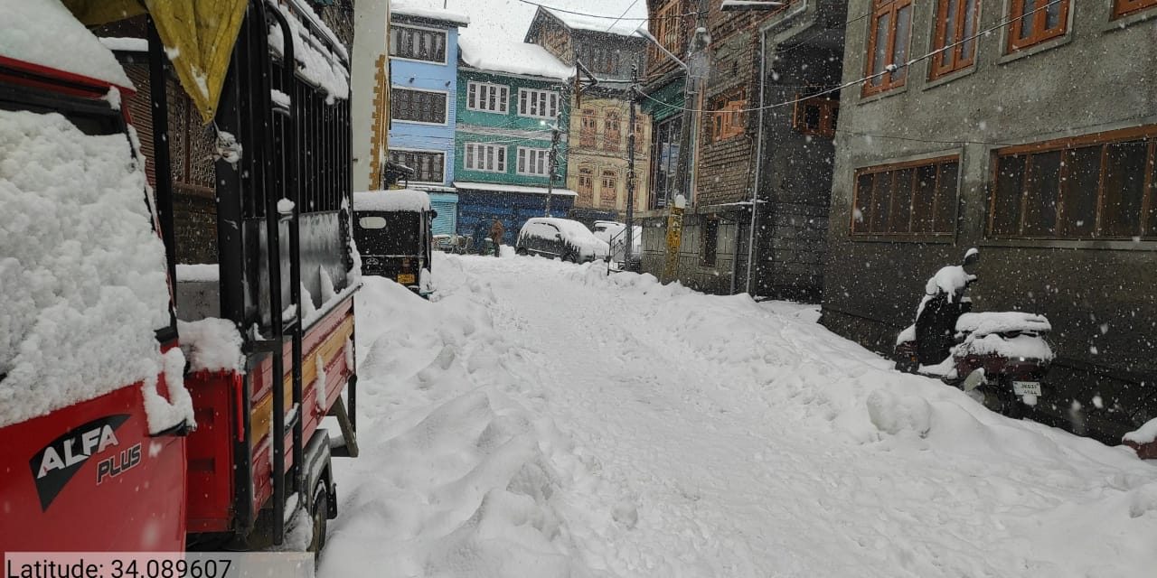 After 3 days no snow clearance from link roads in Srinagar