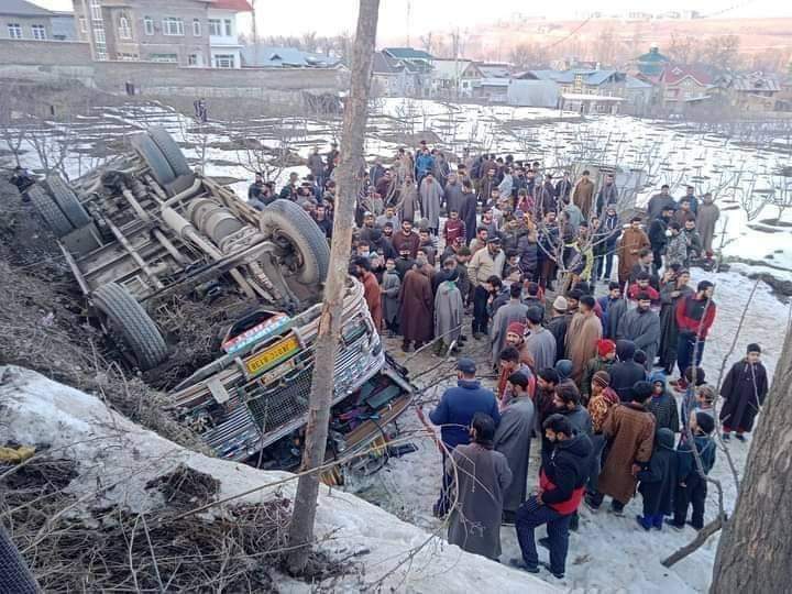 10 injured as bus turns turtle in Budgam