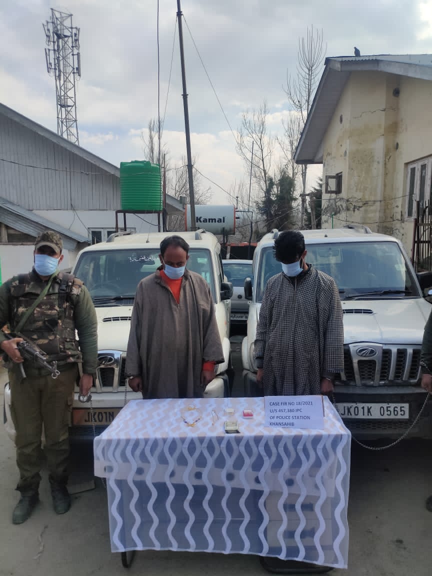 Budgam Police solves burglary case, 02 arrested, stolen Jewellery, Cash Recovered