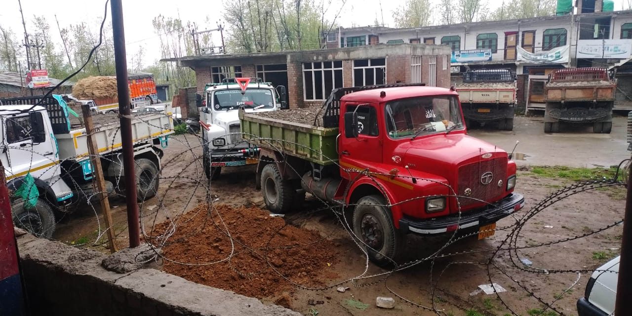 Ganderbal Police seized 5 vehicles for illegal mining & transportation of construction material