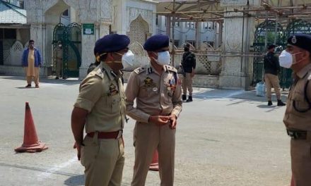 Jumat ul Vida: IGP visits Jamia Masjid, Hazratbal