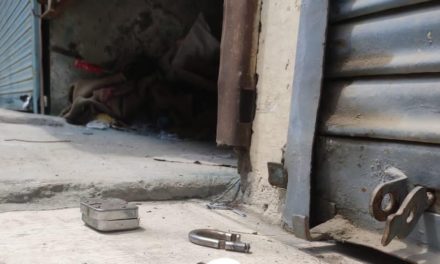 Burglars break open locks of several shops in Baramulla