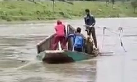 Youth slips into Jhelum while extracting sand in Pulwama, feared dead