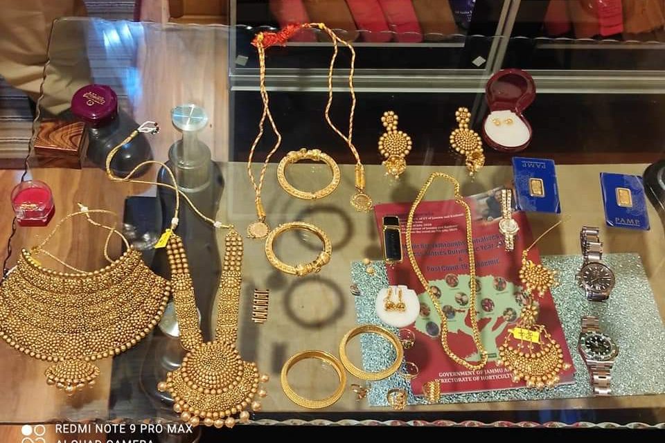 Srinagar police solved theft Case within hours, Golden Ornaments worth Rs 60-70 Lakhs recovered,One held