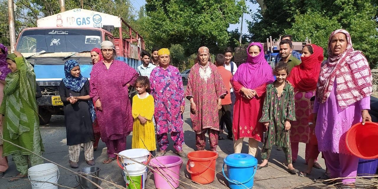 Anantnag Villagers Hold Protest Against PHE Department