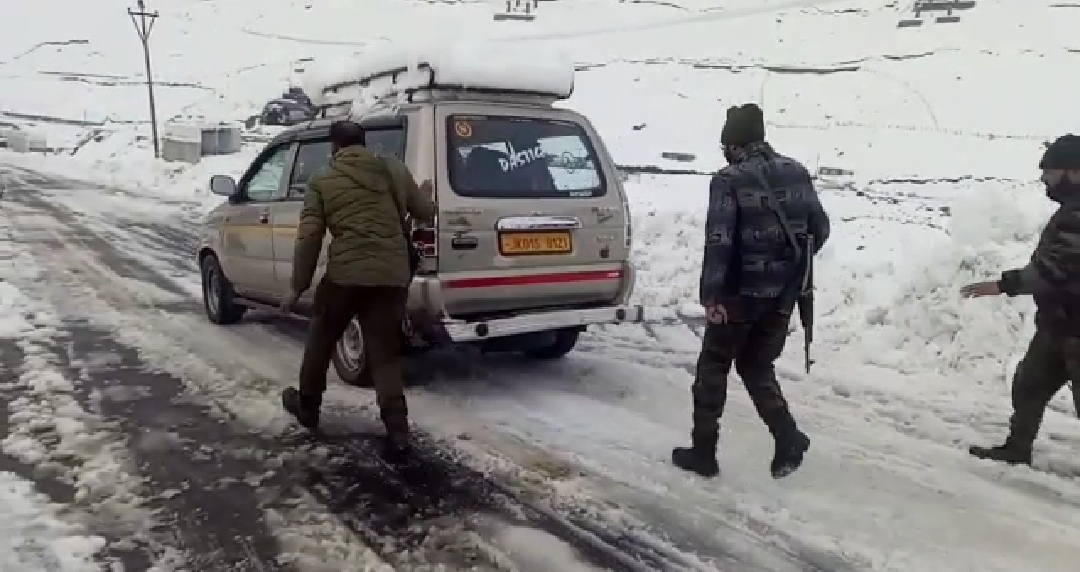 Ganderbal Police rescued 200 Vehicles in major rescue operation at Sonamarg