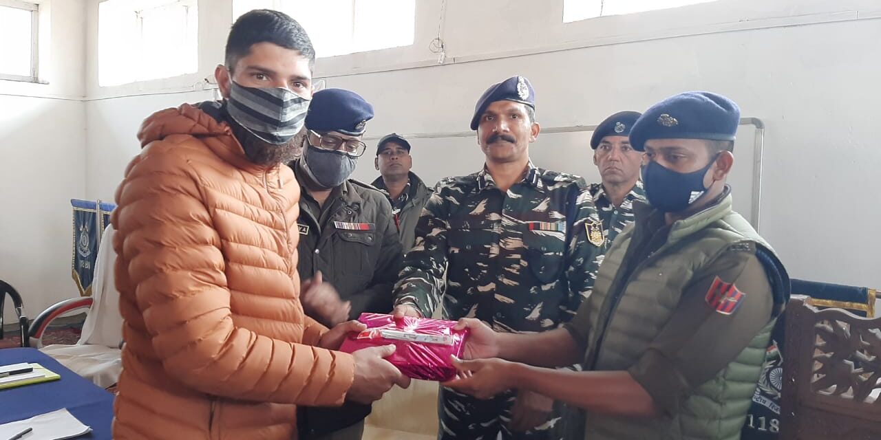 CRPF 118 Bn Distributed study materials among Students on Ekta Diwas