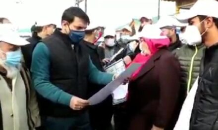 DC Srinagar flags off Walkathon at Nehru Park