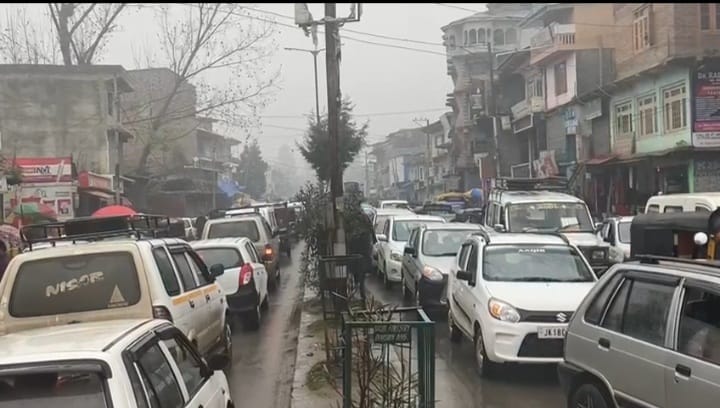 Anantnag residents aggrieved of daily traffic snarls along vital road stretches