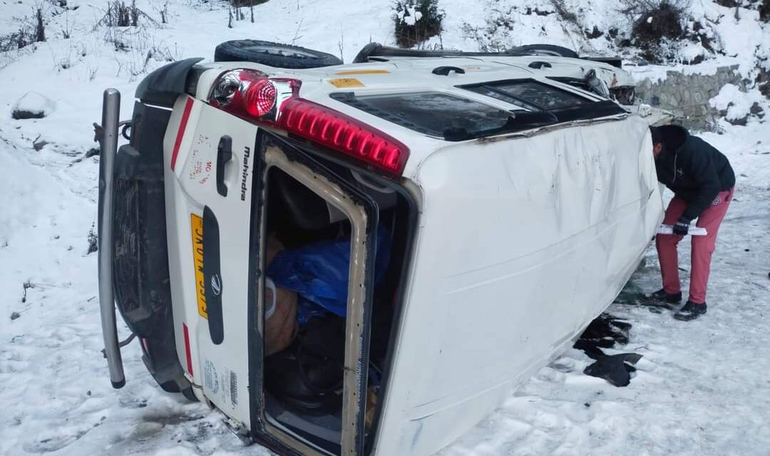 Driver killed, 9 persons injured in road accident in Tanghdar Kupwara