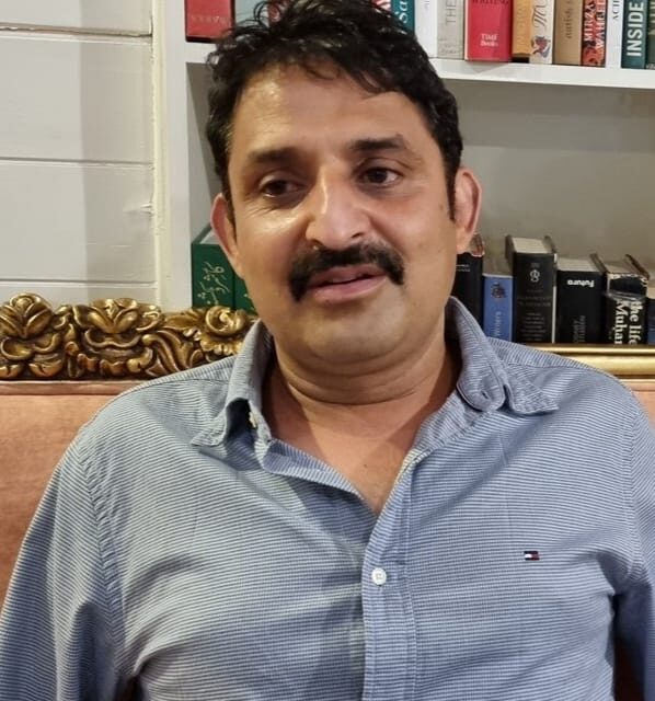 Yasir Reshi vists Gbl to offer condolence on demise of late Qazi Afzal’s wife;Pays rich tribute to duo