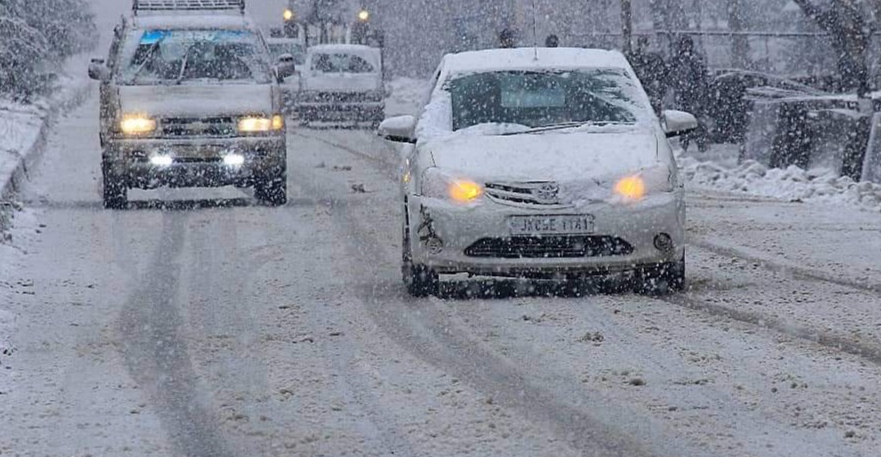 February snowfall cuts power supply to entire Kashmir