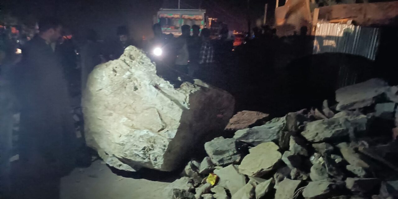 Rockslide blocks Srinagar-Leh highway, six families had a close shave