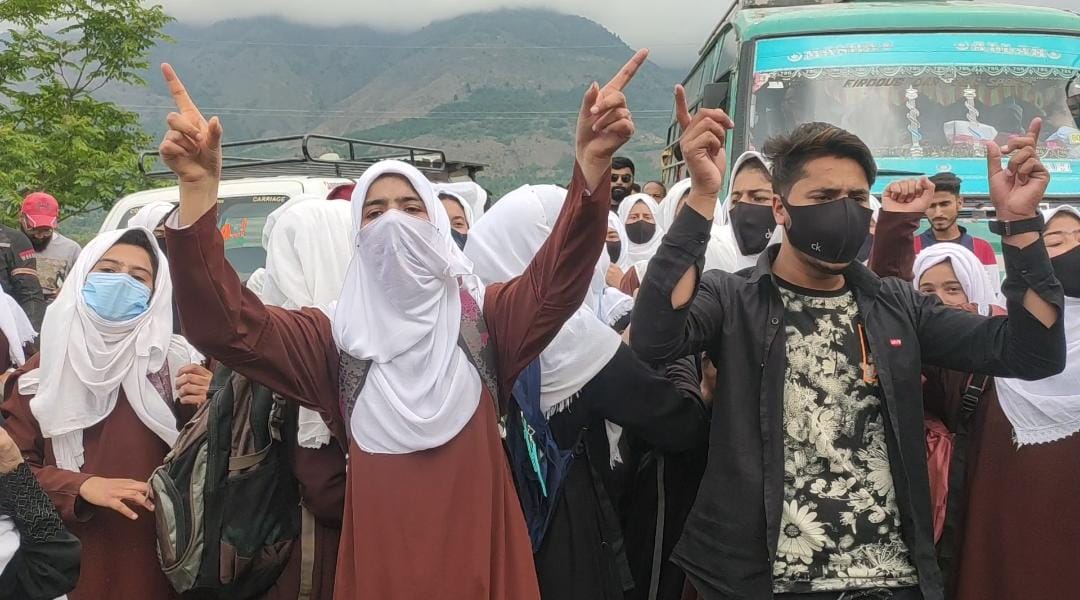 Female students held protest blocked Bailey Bridge Wayil,demand bus service