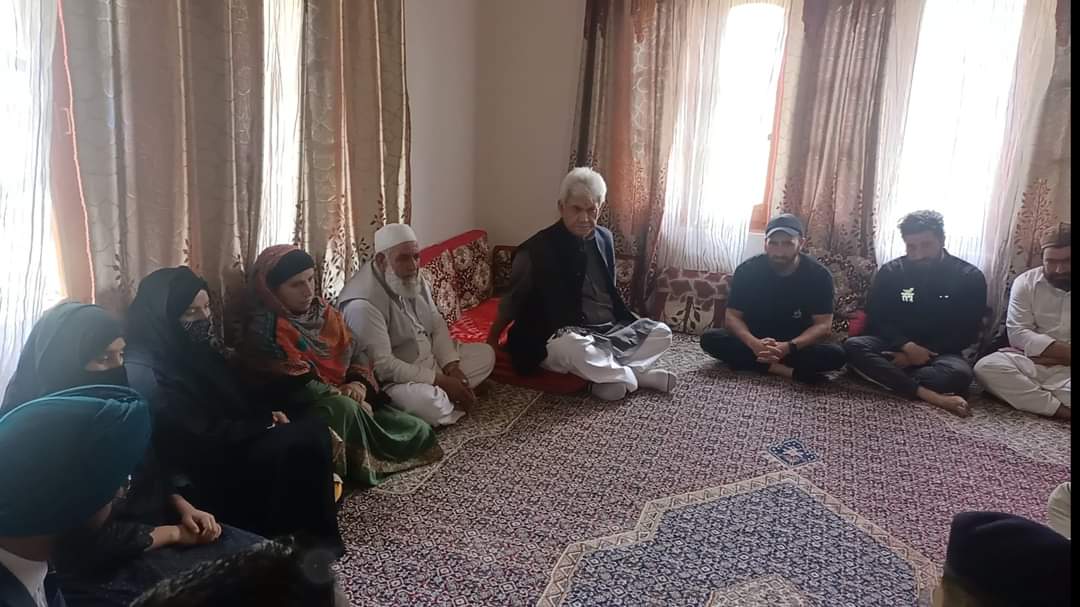 LG Sinha visits slain cop’s family at Uri