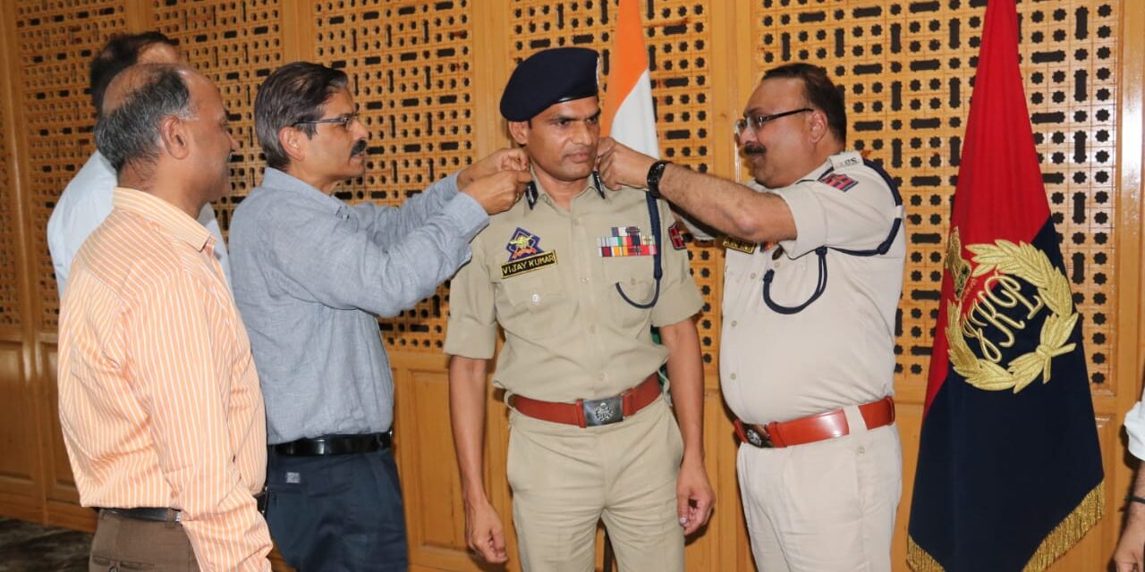 DGP decorates Vijay Kumar (IPS) on his promotion as ADGP