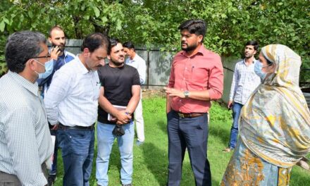 DC Ganderbal inspects Ayushman Bharat Registration process at various sites