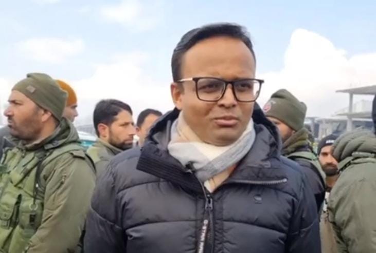 Snow cleared on major, vital roads on priority: DC Kupwara