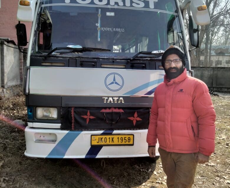 ARTO Ganderbal seized Mini-bus after passengers complaint that driver leaves them halfway