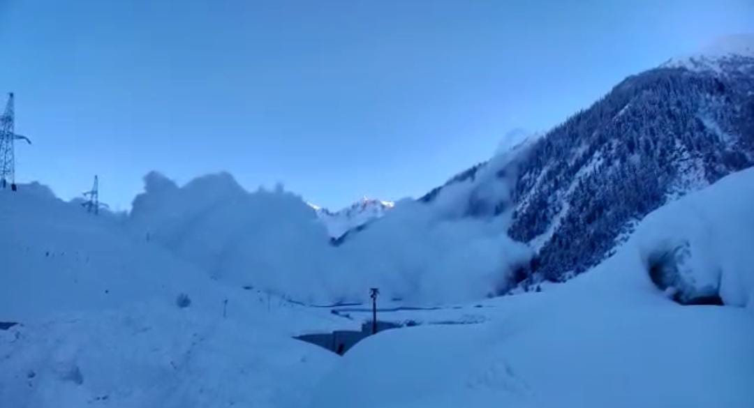 JKDMA Issues Avalanche Warning for 12 Districts in Upcoming 24 Hours