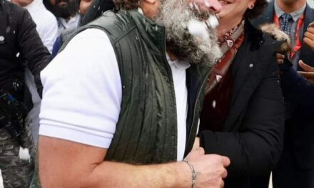 Rahul Gandhi, Priyanka play with snow, throw it on each other in Srinagar