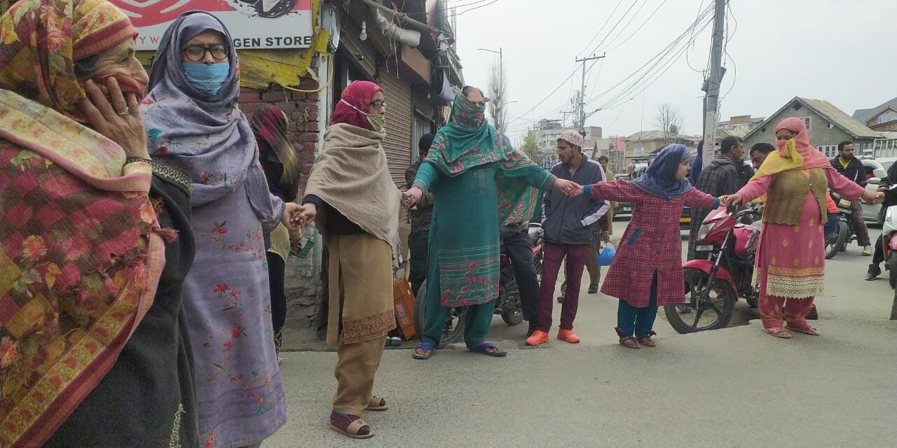 Rainawari Residents Protest Against Installation of Smart-meters