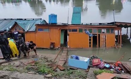 River Police rescue all family members after a houseboat started sinking