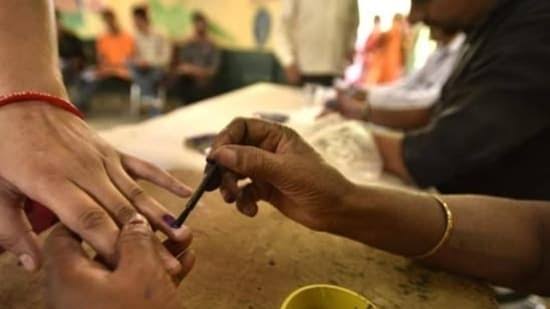 Congress crosses halfway mark in Karnataka in early trends, ahead in 115 seats; BJP leading in 73 seats