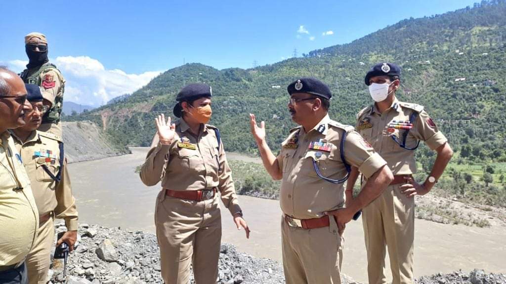 DGP, J&K inspects progress of maintenance & restoration work of NHW;Visits Lambar, Panthyal, Seri, Transit Camps Banihal & Walnut Factory