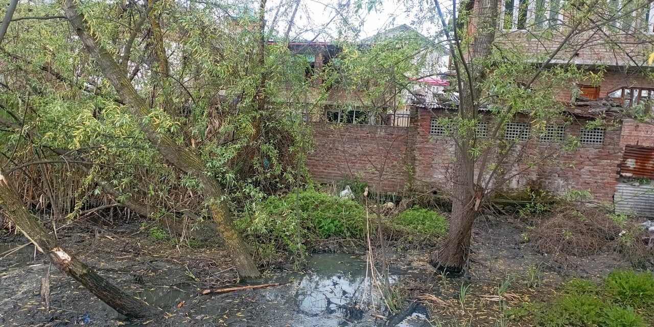 In Umar Colony Lal Bazar, filthy water amid ‘official apathy’ leaves residents fuming