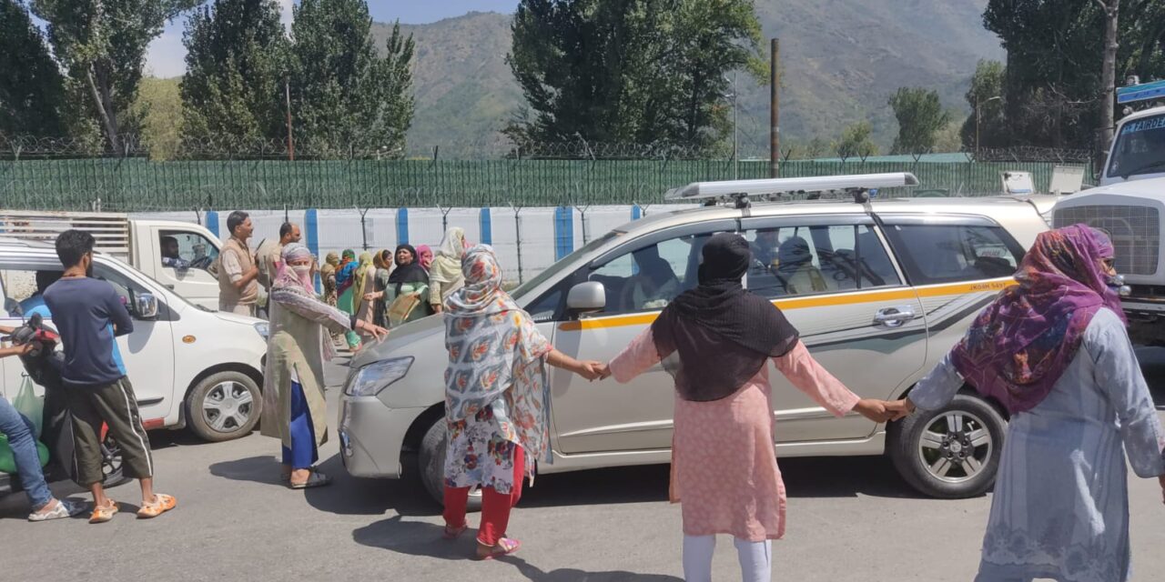 Non-availability of water supply triggers protest in Srinagar’s Batwara