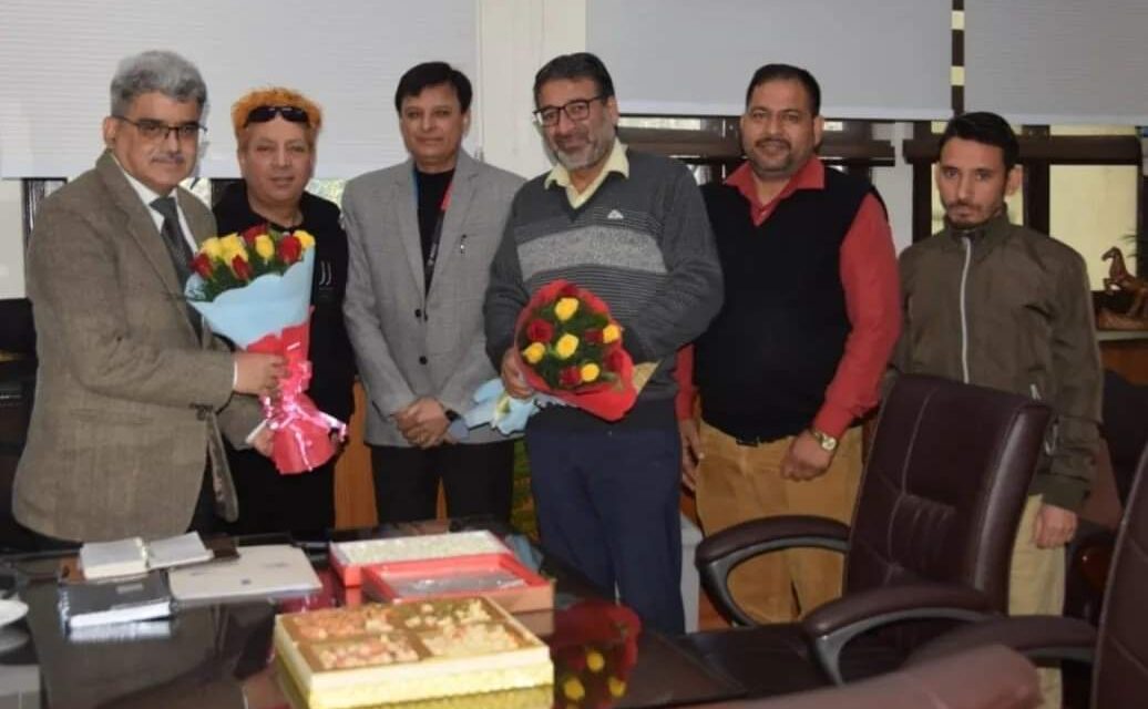 Dulloo joins back as Chief Secretary of J&K;Takes round of the Secretariat Campus; listens to employees working there