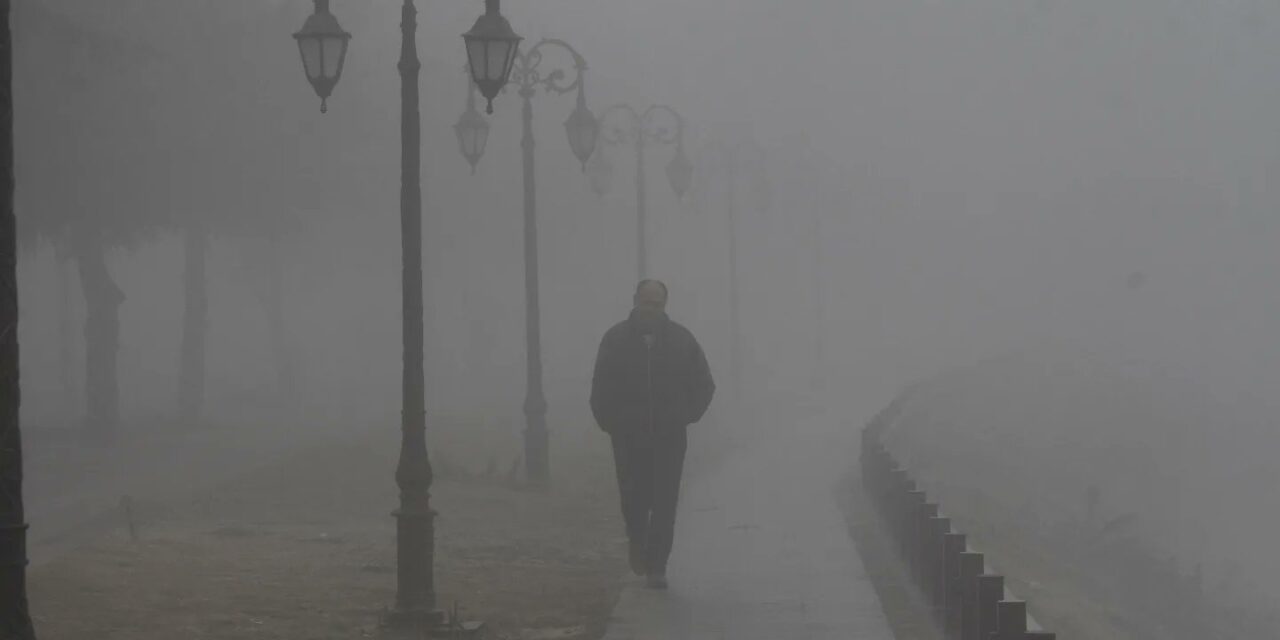 Fog lingers on amid severe cold wave in Kashmir