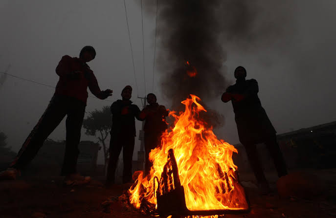 Jammu battles unusual cold, Kashmir continues in deep freeze