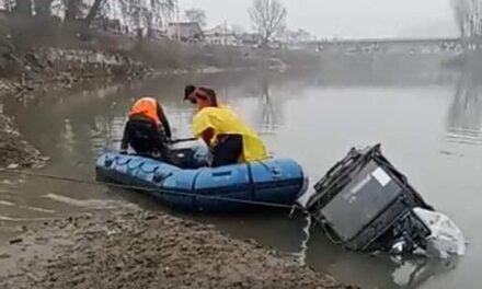 E-Rickshaw plunges into river Jehlum at Lasjan, rescue operation on, driver safe