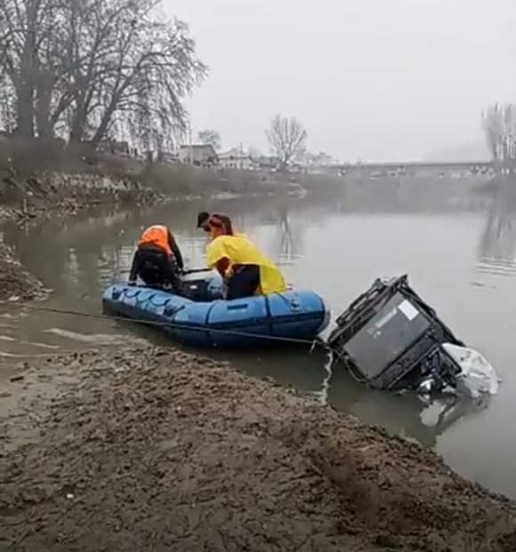 E-Rickshaw plunges into river Jehlum at Lasjan, rescue operation on, driver safe